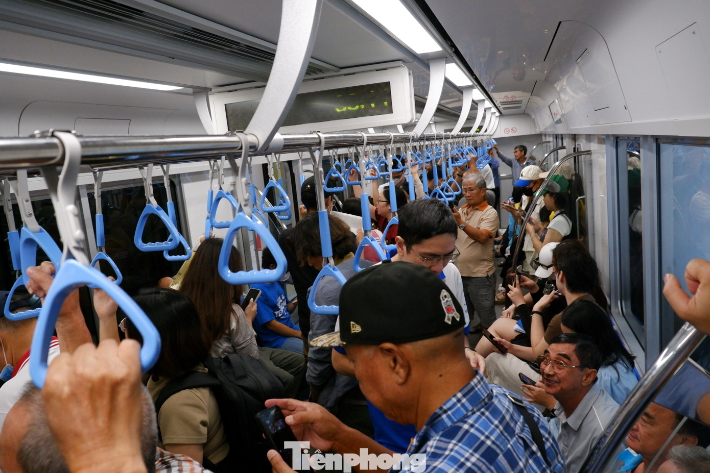 Metro số 1 TPHCM sẽ vận hành miễn phí đến ngày 20/1. Sau thời gian trên, giá vé lượt từ 7.000 - 20.000 đồng/người, tùy theo quãng đường đi. Ngoài ra còn có các loại vé 1 ngày giá 40.000 đồng, vé 3 ngày giá 90.000 đồng và vé tháng 300.000 đồng (khách phổ thông), 150.000 đồng (học sinh, sinh viên).