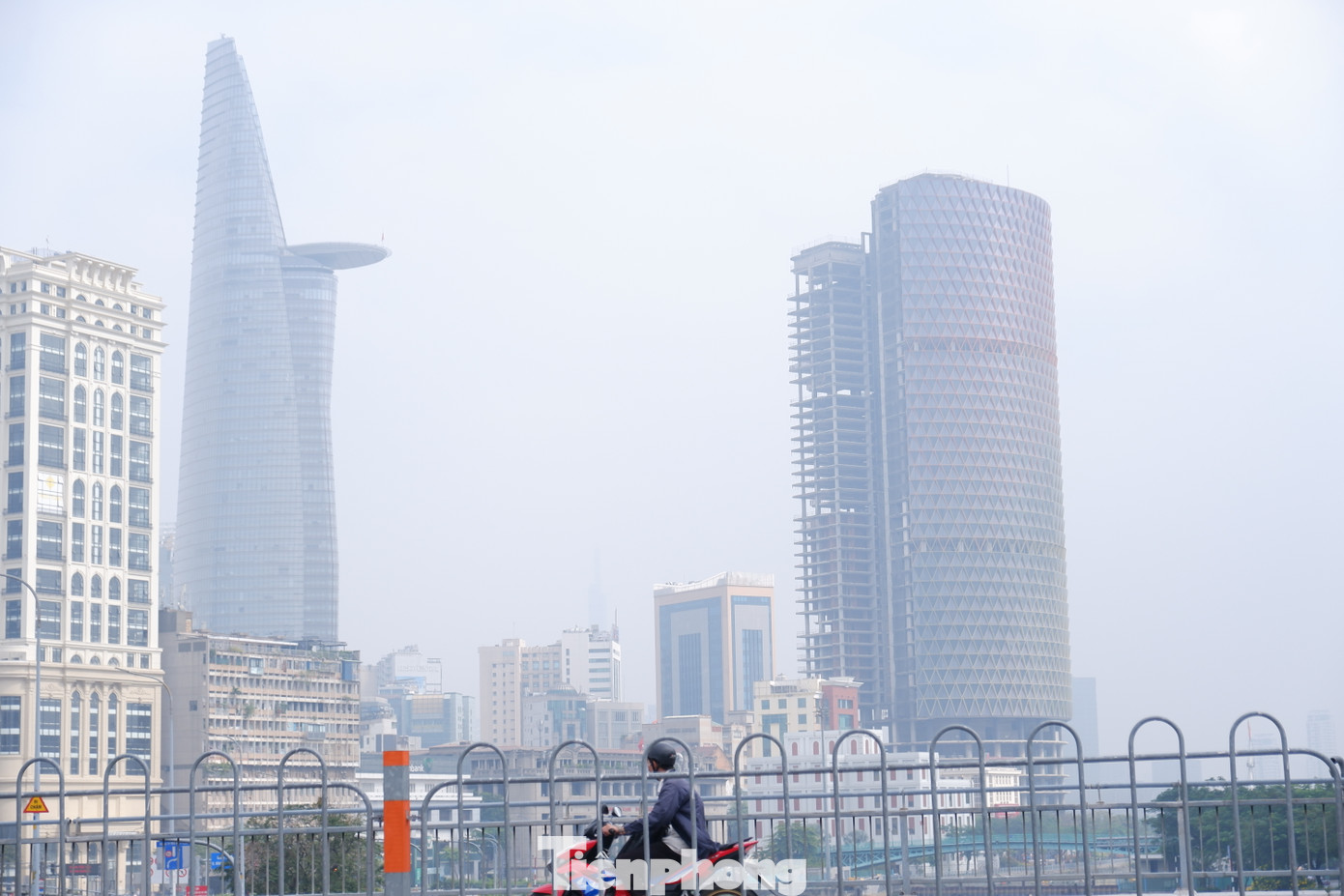 Air Visual cho biết, nồng độ bụi mịn PM 2.5 tại TPHCM hiện cao gấp 23 lần giá trị theo hướng dẫn về chất lượng không khí hàng năm của WHO. Ảnh: Tòa nhà Bitexco và các tòa nhà cao tầng ở quận 1 chìm sau màn sương mờ đục.