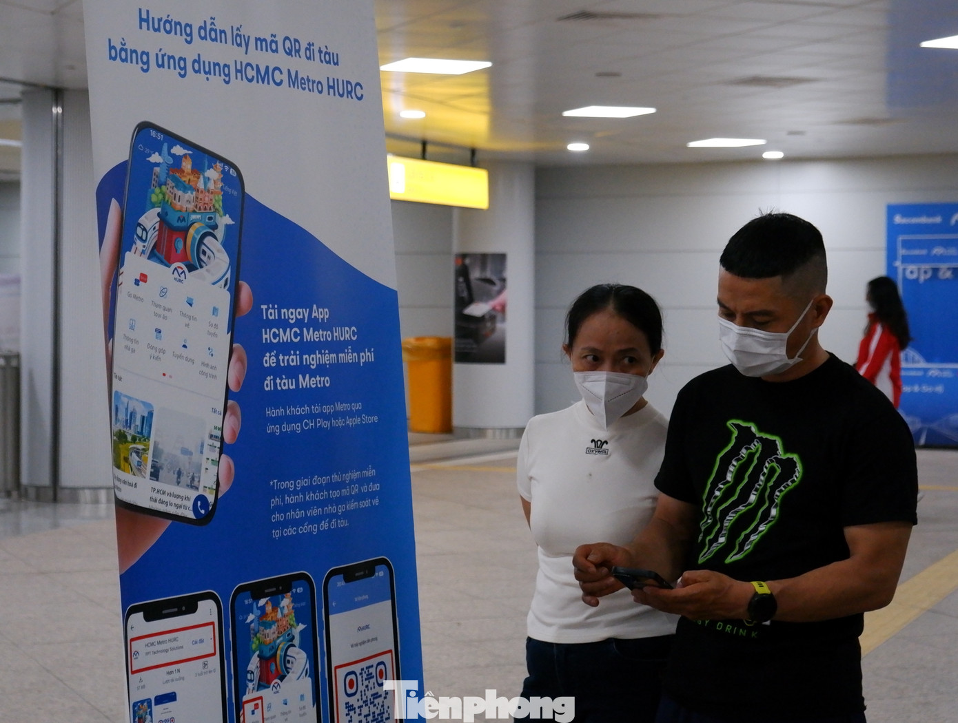 Người dân tải ứng dụng HCMC Metro HURC để đi tàu metro TPHCM miễn phí.