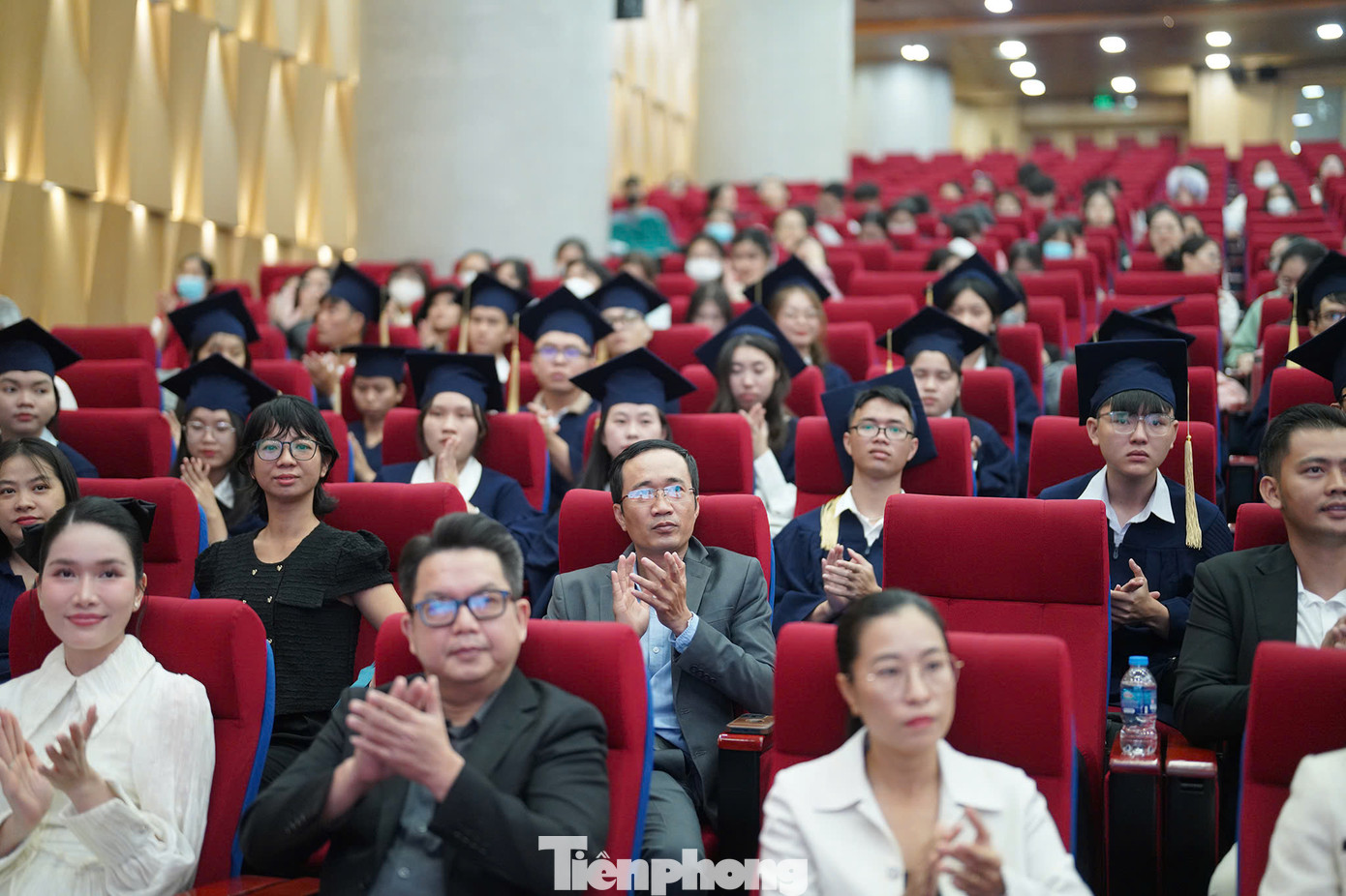 Quang cảnh buổi lễ tôn vinh và trao học bổng nâng bước thủ khoa 2024 tại TPHCM. Ảnh: Phạm Nguyễn.