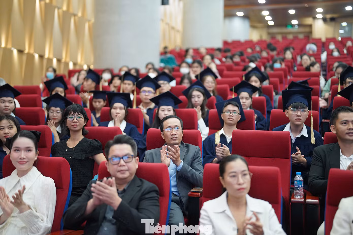 Quang cảnh buổi lễ tôn vinh và trao học bổng nâng bước thủ khoa 2024 tại TPHCM. Ảnh: Phạm Nguyễn.