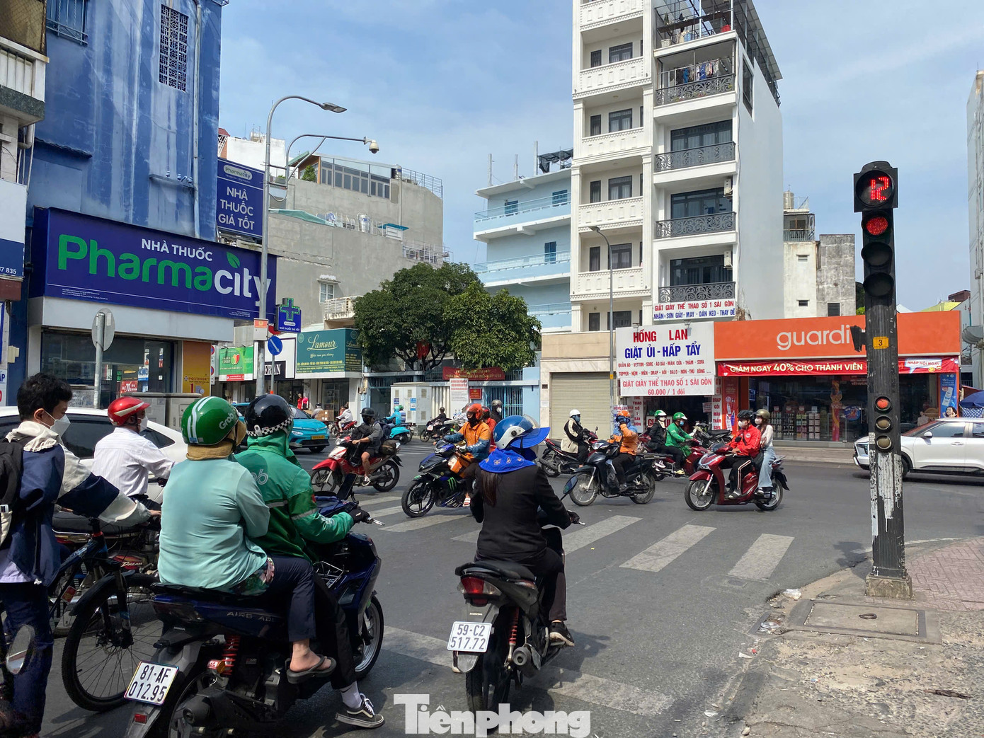 Tuỳ vị trí nút giao cần thiết mà ngành giao thông TPHCM sẽ rà soát, nghiên cứu lắp bổ sung biển báo phụ, đèn tín hiệu cho phép xe rẽ phải khi đèn đỏ. Ảnh minh họa: Hữu Huy