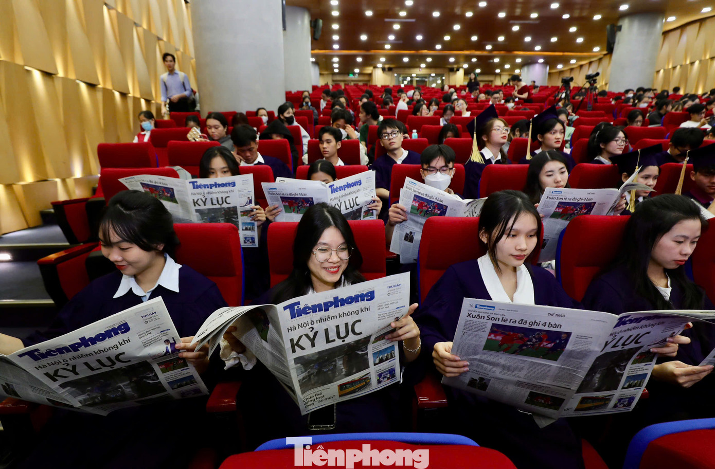 Các thủ khoa trong chương trình tôn vinh và trao học bổng nâng bước thủ khoa 2024. Ảnh: Duy Anh.