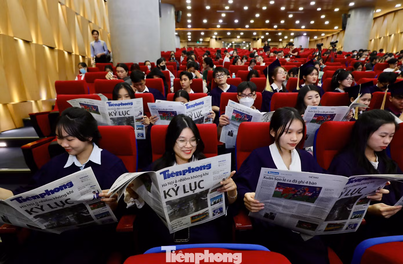 Các thủ khoa trong chương trình tôn vinh và trao học bổng nâng bước thủ khoa 2024. Ảnh: Duy Anh.