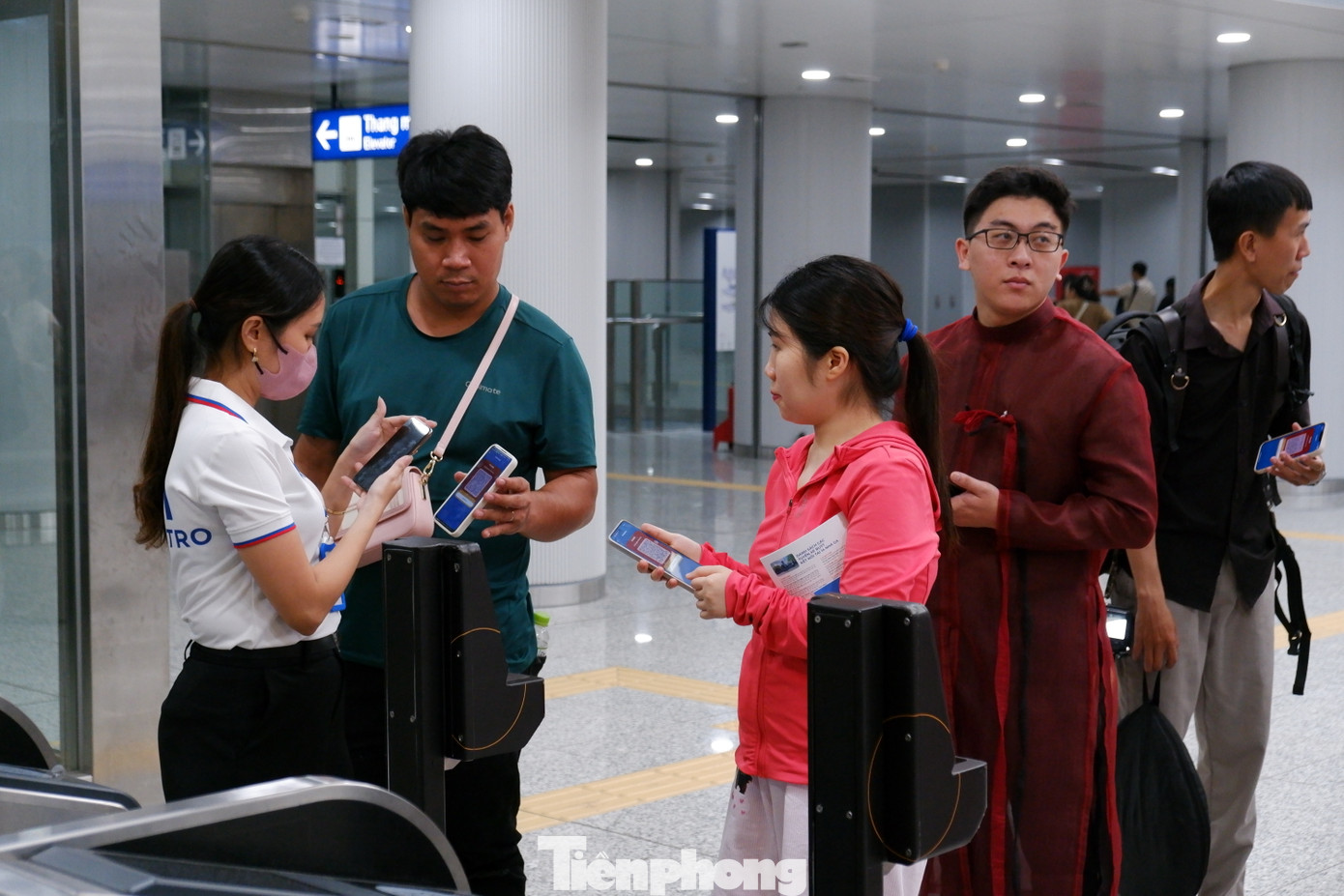 Ngày 2/1, đơn vị vận hành tuyến metro số 1 TPHCM bắt đầu áp dụng kiểm soát hành khách ra, vào các nhà ga của tuyến. Trước đó, từ ngày vận hành chính thức (22/12/2024) đến ngày 1/1/2025, người dân được tự do trải nghiệm tàu metro mà không cần phải quẹt thẻ ở các cổng soát vé.