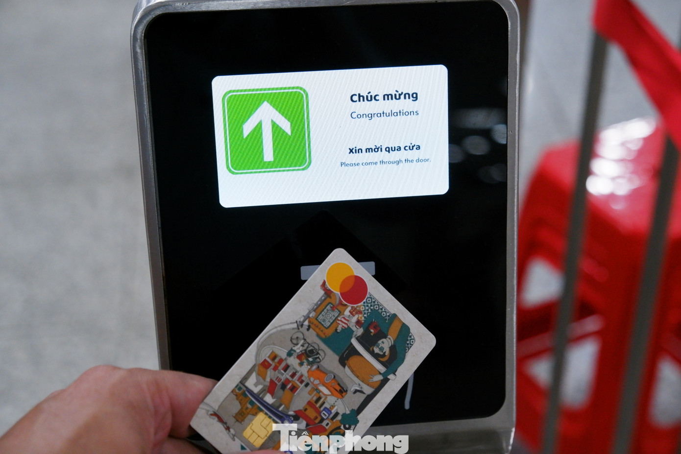 Theo ghi nhận của PV, từ sáng 2/1, hành khách đi metro số 1 phải sử dụng QR code trên ứng dụng HCMC METRO HURC hoặc thẻ Mastercard để quét khi ra vào cổng soát vé của các nhà ga thuộc tuyến.