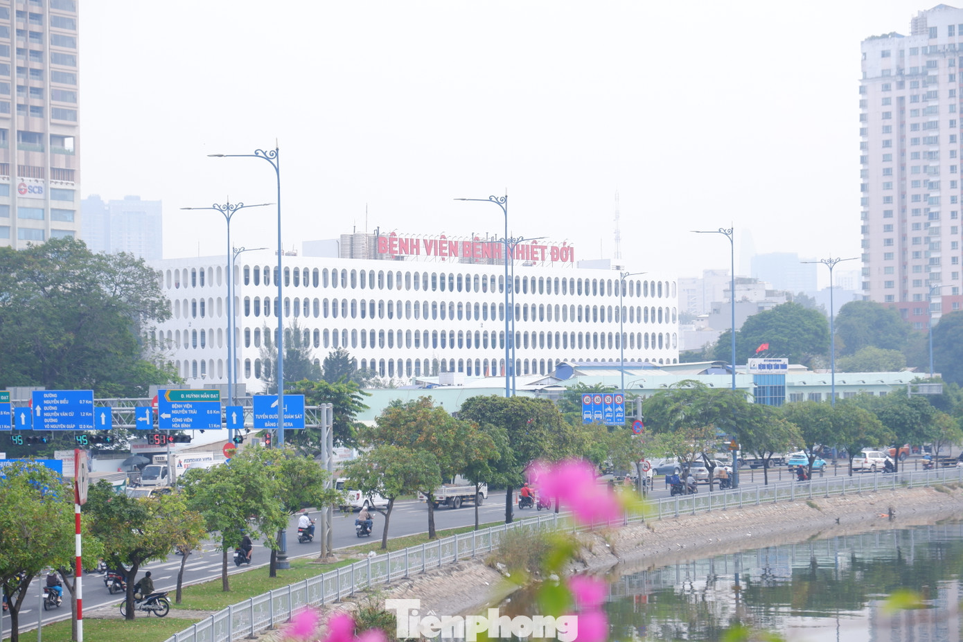 Theo ghi nhận của PV, lúc gần 9 giờ 30, khắp nơi ở TPHCM vẫn bị bao phủ bởi lớp sương mù dày đặc.