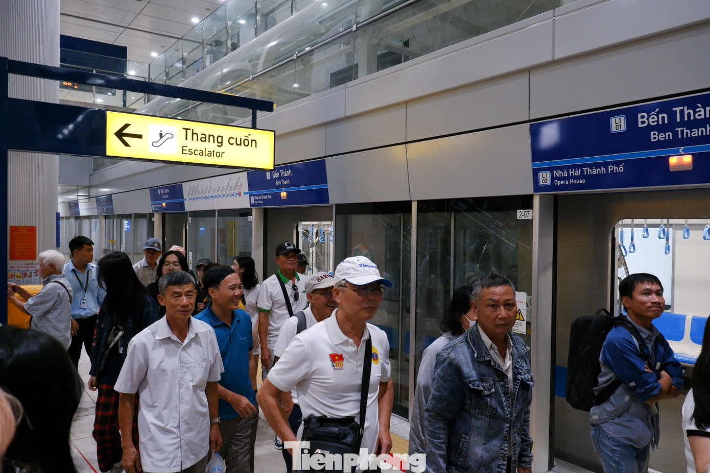 Theo đơn vị vận hành, từ ngày 10/1, hành khách có thể sử dụng các loại thẻ Visa, JCB, American Express, Union Pay, Napas để quét tại các cổng ra vào (mốc thời gian có thể sớm hơn tùy theo tiến độ phối hợp với các tổ chức thẻ).