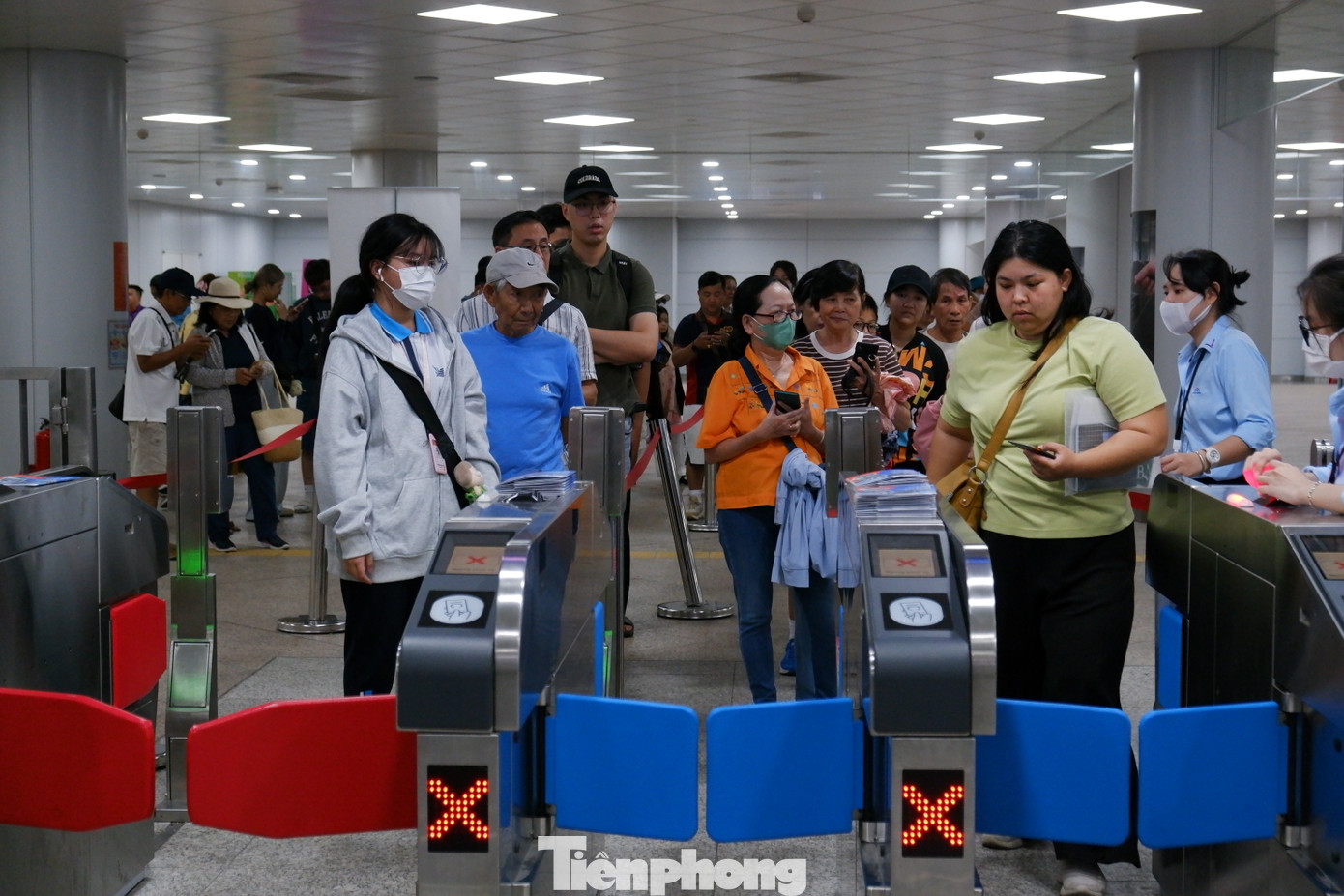 Khu vực cổng soát vé tại ga Bến Thành.