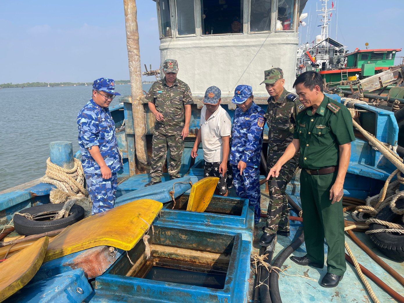 Lực lượng chức năng kiểm tra hàng hóa trên tàu TG 90367 TS. Ảnh: Bộ Tư lệnh Vùng Cảnh sát biển 3