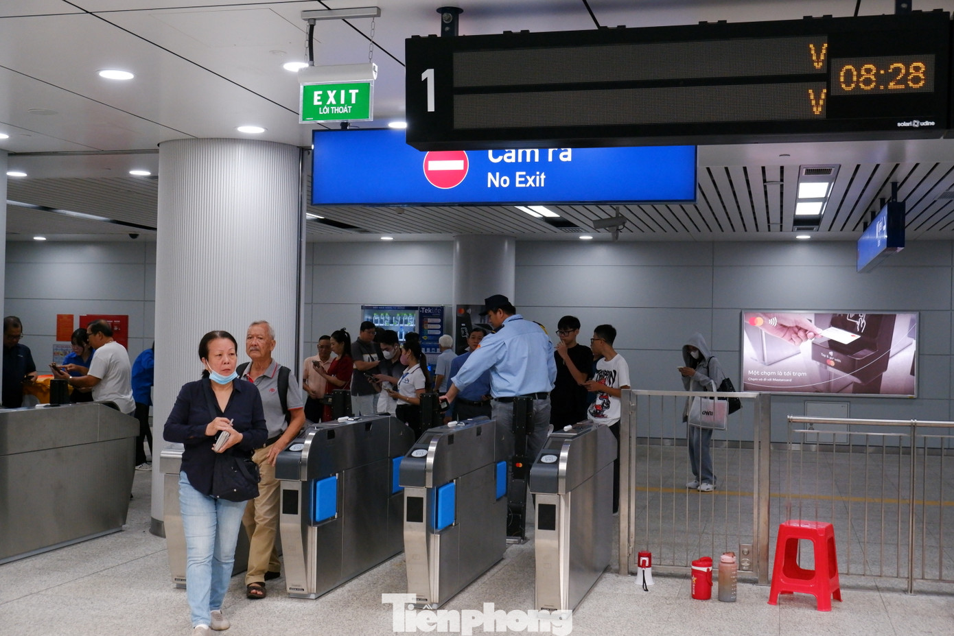 Người cao tuổi được tự do đi qua cửa kiểm soát mà không cần phải dùng thẻ hoặc app để quét mã QR.