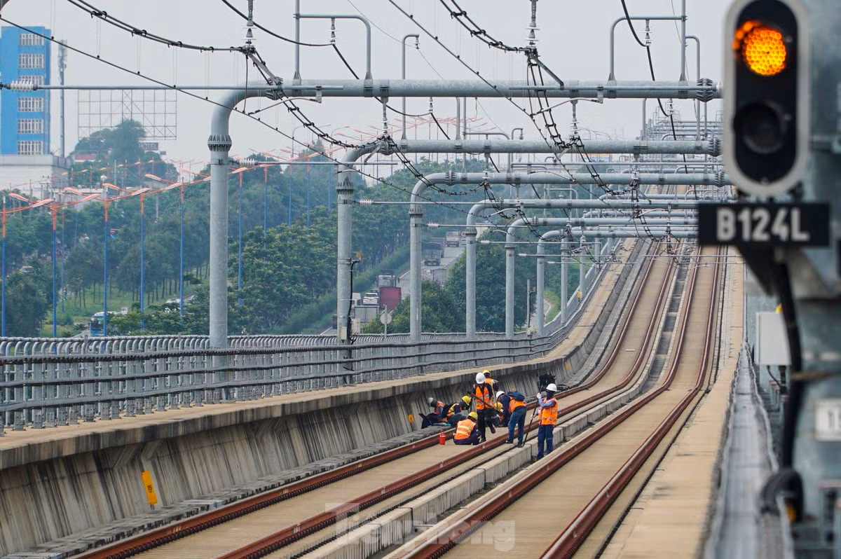 Hệ thống tiếp điện trên cao có vai trò cấp nguồn điện trực tiếp cho đoàn tàu thông qua việc tiếp xúc giữa dây mang điện với cần lấy điện được gắn trên nóc đoàn tàu. Ảnh: Duy Anh