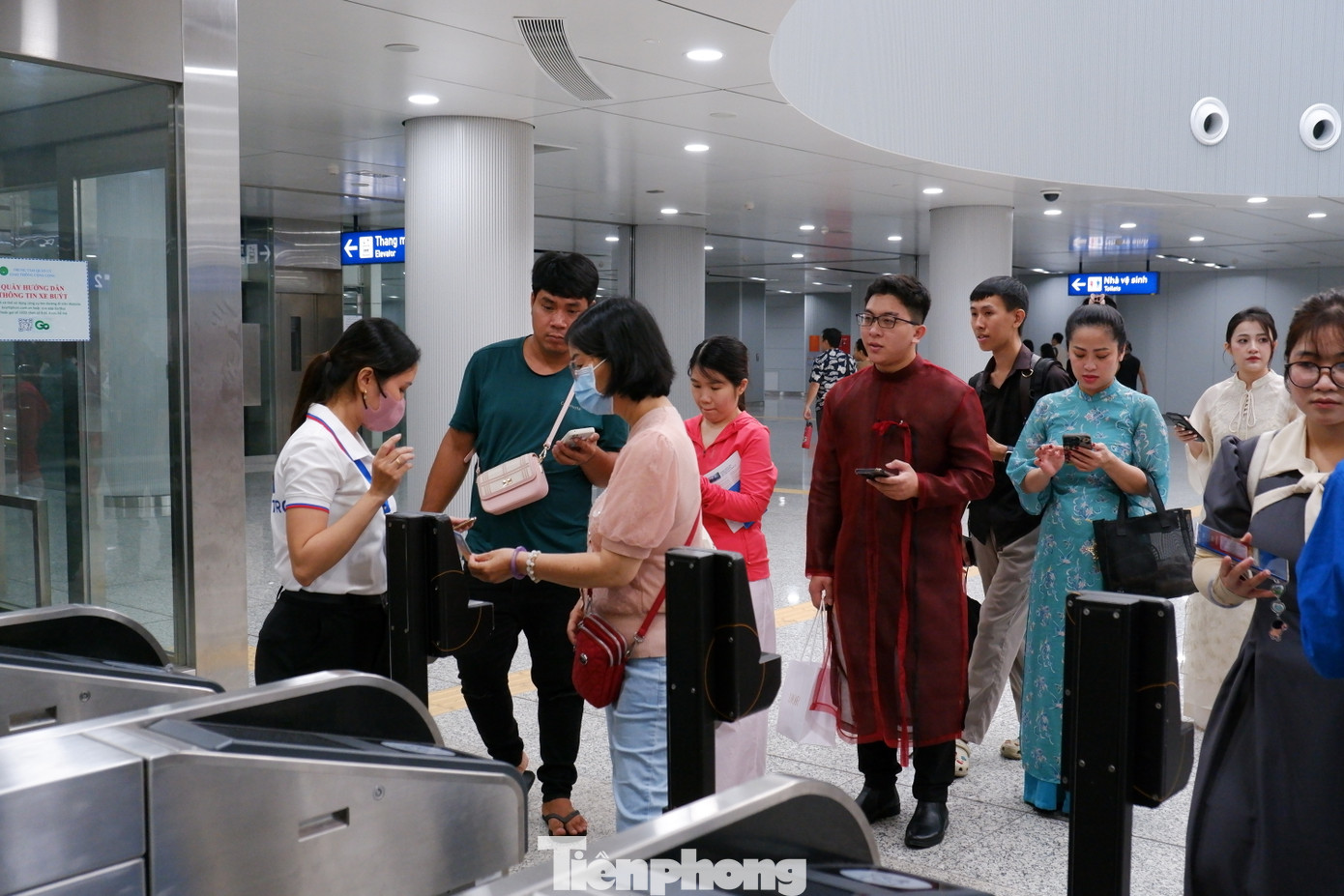 Hành khách sử dụng vé tháng, vé giảm giá cho đối tượng học sinh - sinh viên có thể liên kết thanh toán qua các ví, ứng dụng thanh toán của ngân hàng để mua vé.