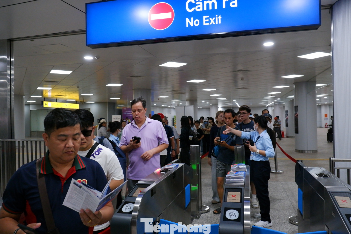 Một số người dân phản ánh, trong thời gian đầu áp dụng quy định mới, đôi lúc xảy ra tình trạng chậm quét mã QR từ app. Tuy nhiên, sau đó nhân viên nhà ga để kịp thời hỗ trợ để tránh xảy ra ùn ứ và mất thời gian.