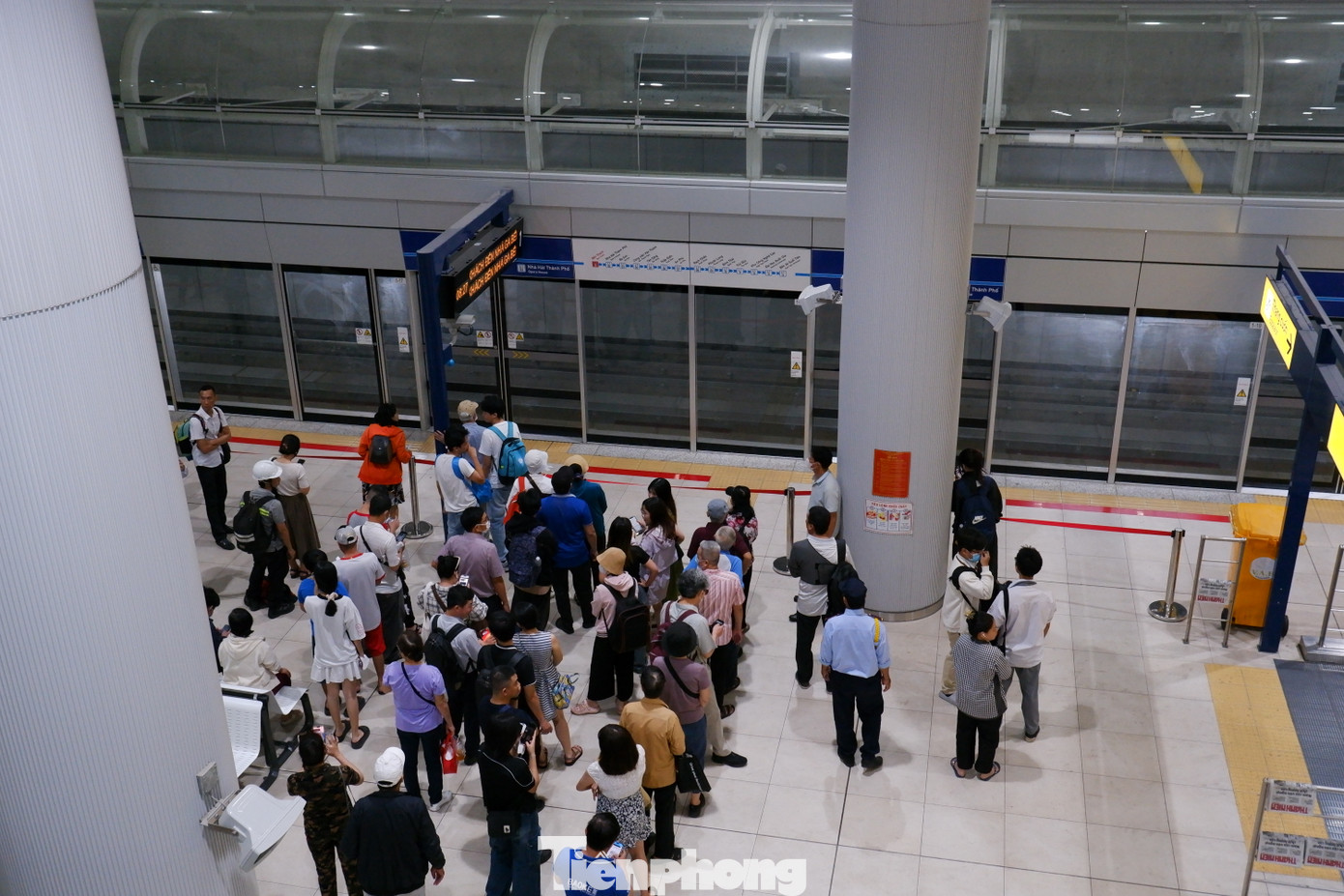 Ngoài ra, người dân có thể tạo mã QR code tại ứng dụng công dân số TPHCM trên điện thoại di động để đi tàu điện trong giai đoạn miễn phí vé đến hết ngày 20/1 (thời gian kết thúc vận hành miễn phí).