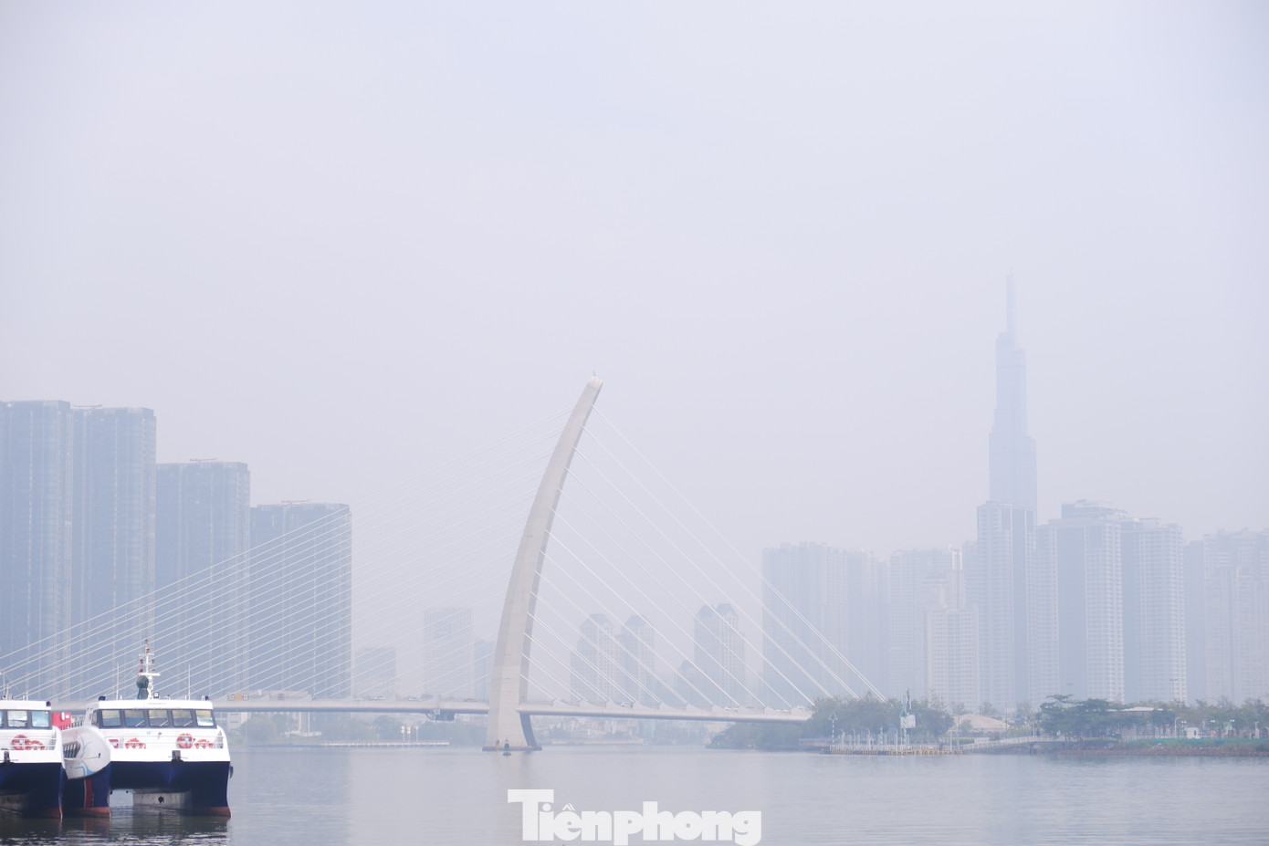 Sáng 7/1, thời tiết TPHCM mát mẻ, nhiệt độ thấp nhất khoảng 21-24 độ C, trời nắng yếu, sương mù dày đặc xuất hiện nhiều nơi. Trong ảnh: Cầu Ba Son và tòa nhà Landmark 81 chìm sau lớp sương mù.