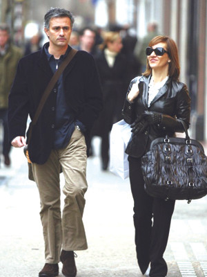 Jose Mourinho dạo phố cùng vợ Tami