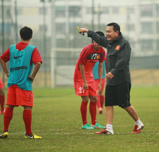 HLV Hoàng Văn Phúc chỉnh sửa cách chơi bóng cho cầu thủ