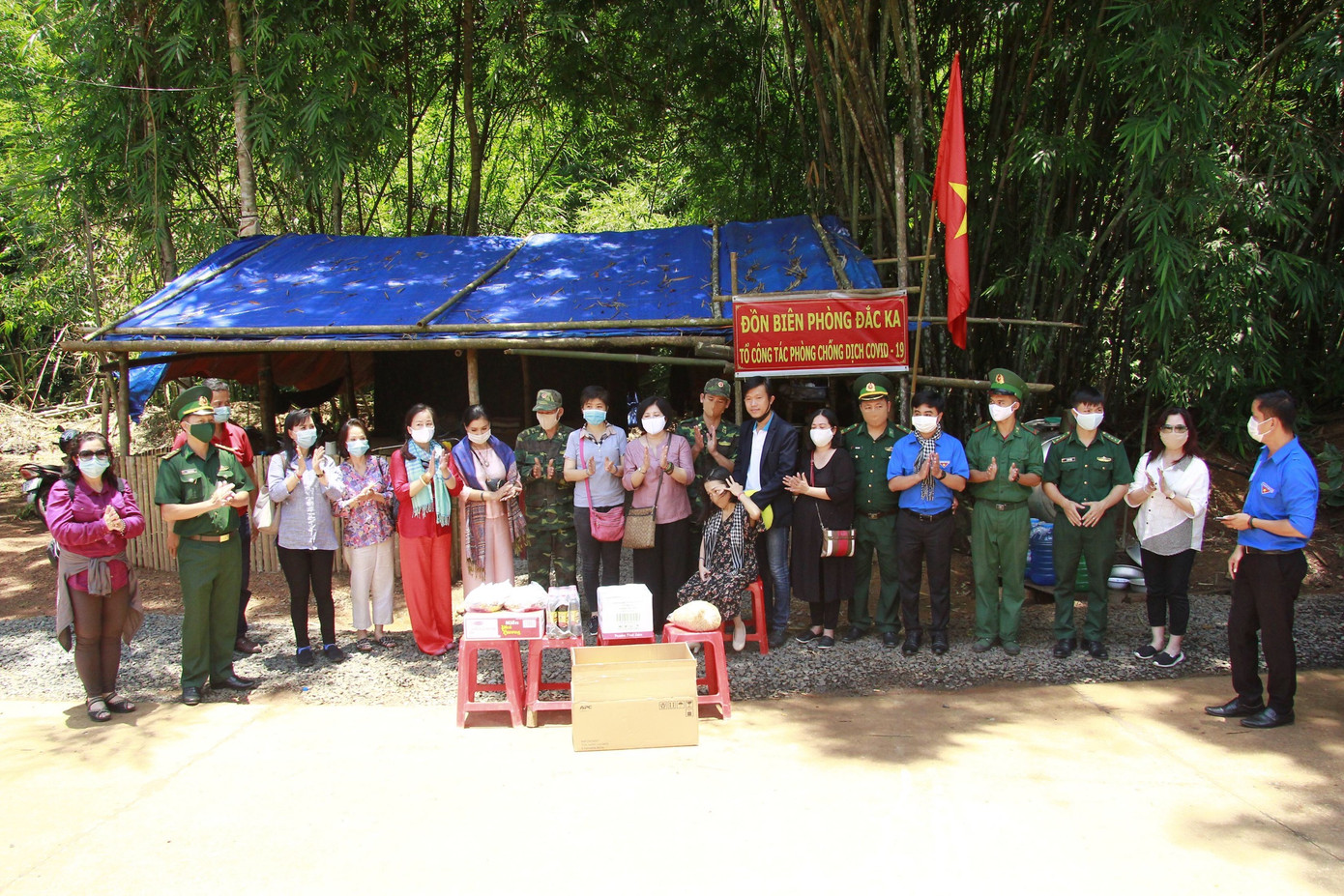 “Ấm áp nghĩa tình biên giới” ảnh 1