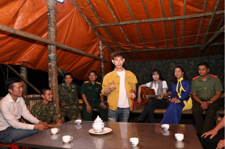 Nghệ sĩ trẻ TP. HCM “thắp lửa hạnh phúc” nơi biên cương ảnh 1