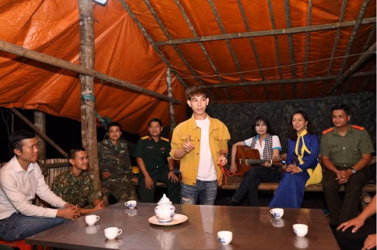 Nghệ sĩ trẻ TP. HCM “thắp lửa hạnh phúc” nơi biên cương ảnh 1