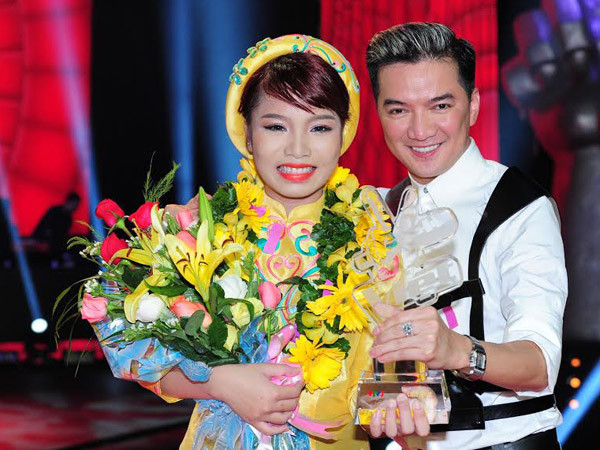 Với tỷ lệ bình chọn cao nhất từ khán giả, Thảo My trở thành Quán quân Giọng Hát Việt 2013. Cô hạnh phúc bên huấn luyện viên Đàm Vĩnh Hưng trong giây phút đăng quang