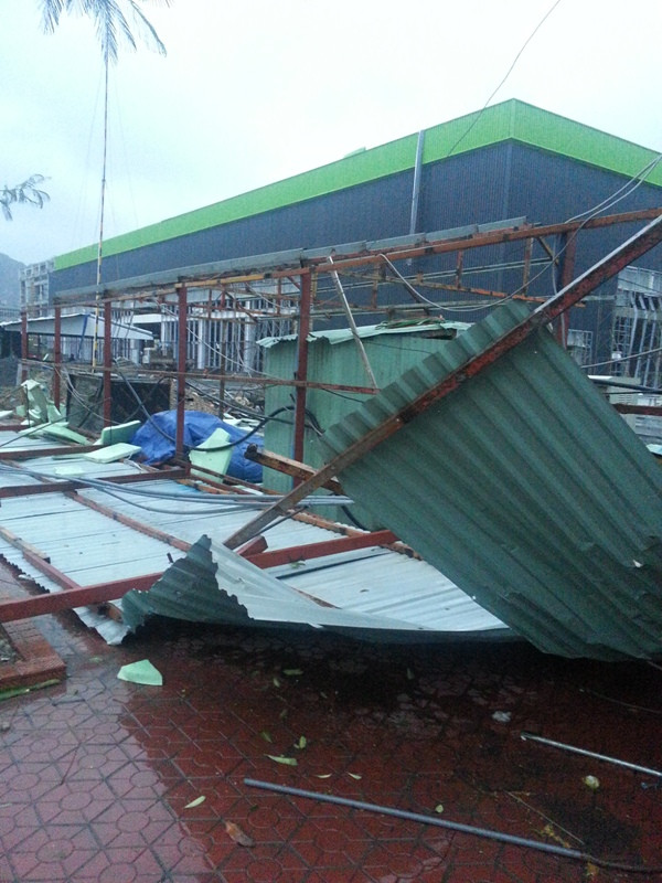 Nhà xưởng tan hoang