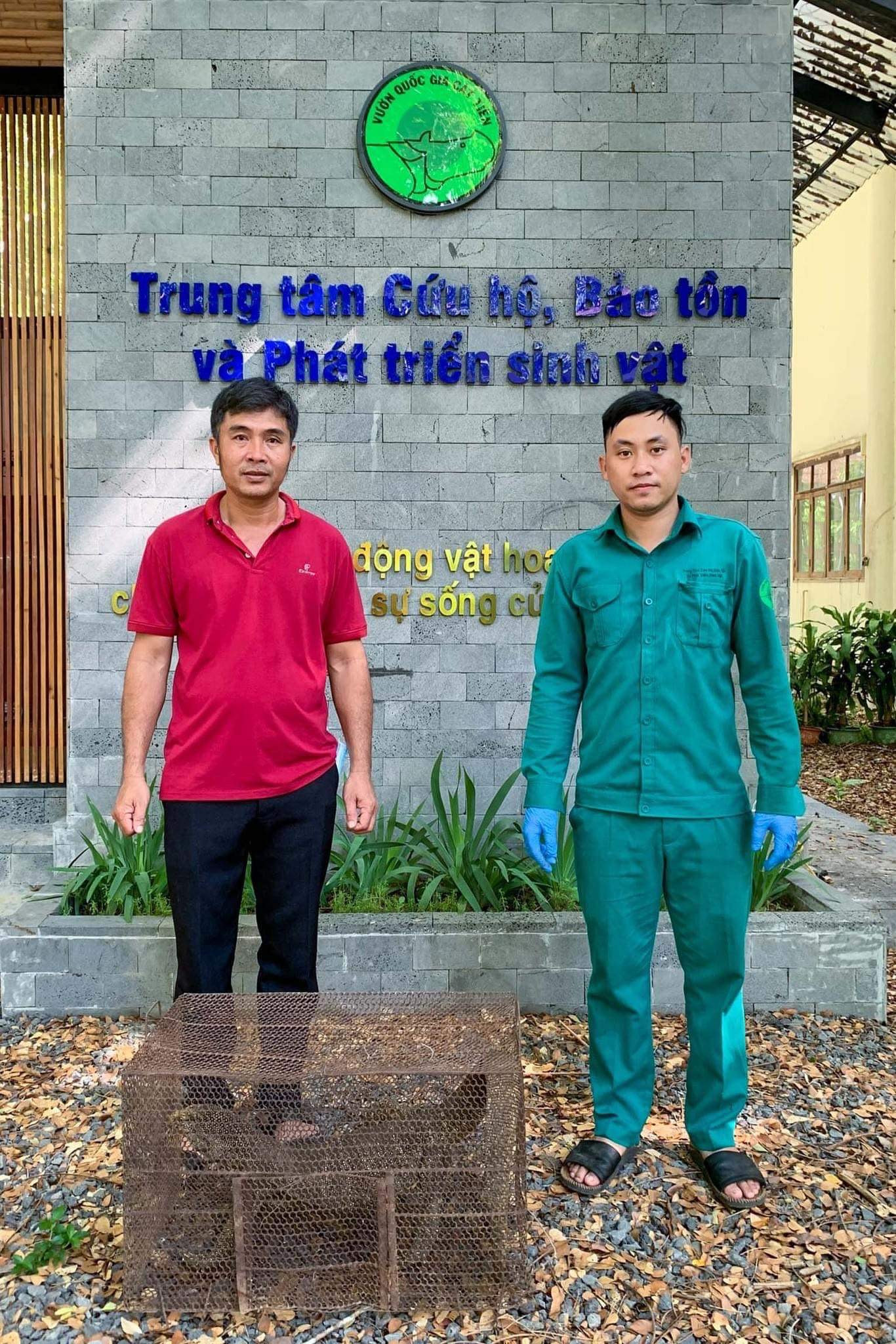 Người dân trao kỳ đà vân cho cơ quan chức năng. Ảnh: Tuệ Mẫn