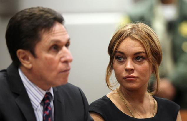 Lindsay bên cạnh luật sư biện hộ người New York Mark Heller. Lindsay bên cạnh luật sư biện hộ người New York Mark Heller.