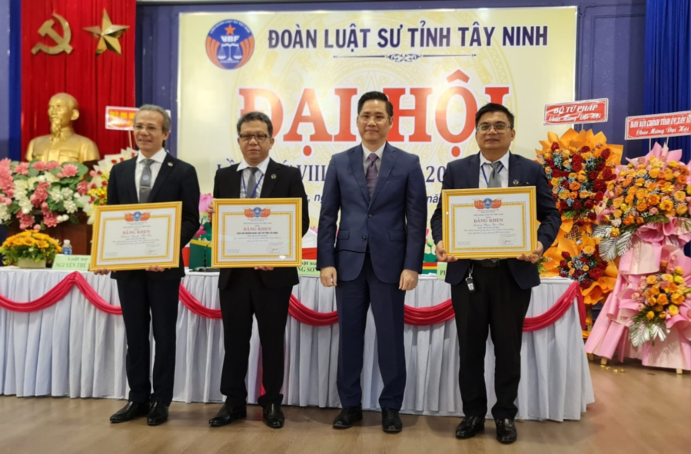 Ông Nguyễn Hải Nam - phó Chủ tịch Liên đoàn Luật sư Việt Nam - tặng bằng khen cho các luật sư Đoàn Luật sư Tây Ninh.
