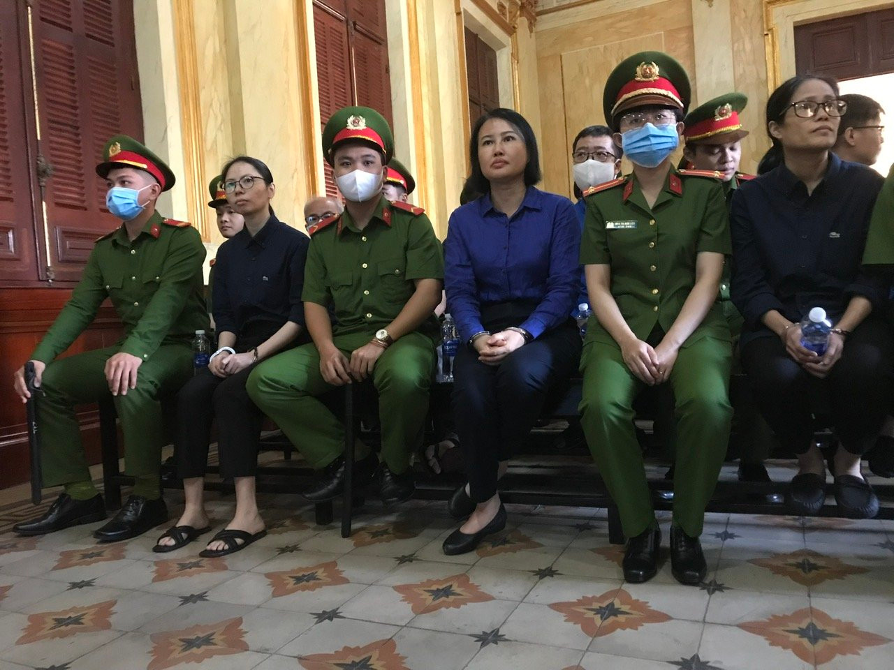 Các bị cáo tại phiên tòa ngày 27/12.