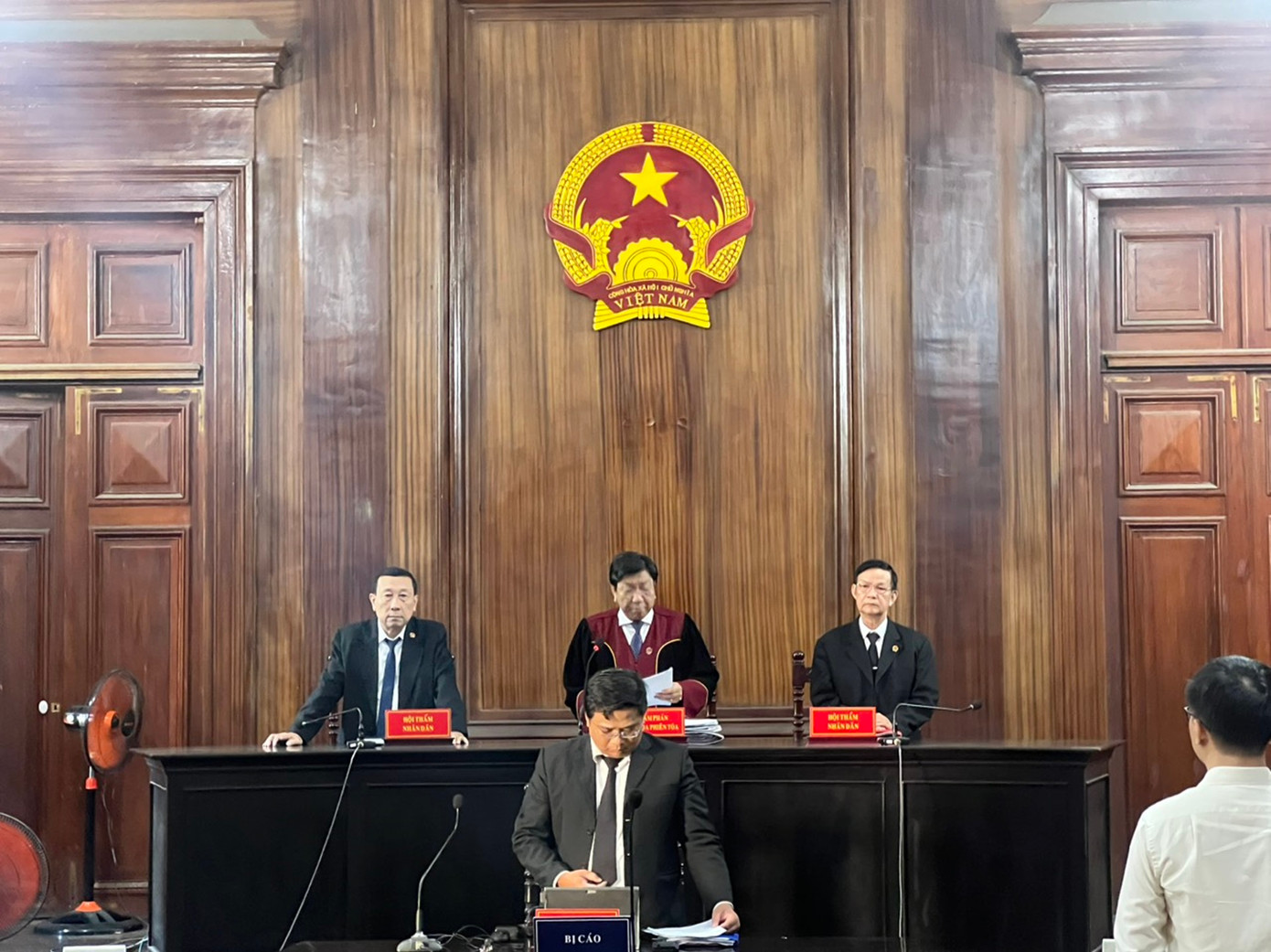 HĐXX đang công bố quyết định đưa vụ án ra xét xử sáng 21/12.