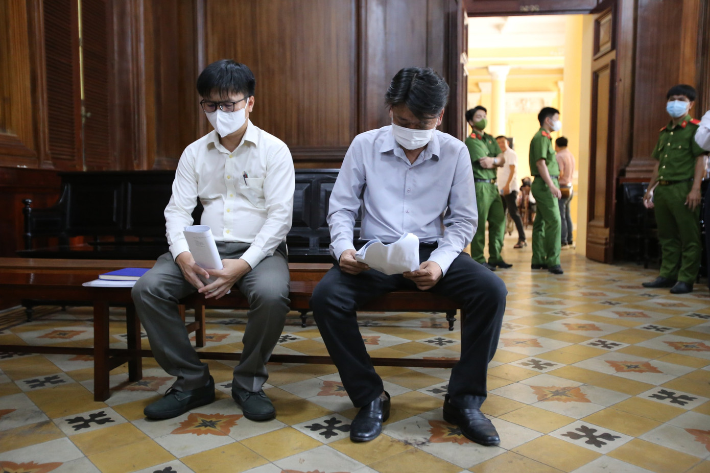 Hai ông Tùng và Thanh trong phiên tòa hồi tháng 4/2023.