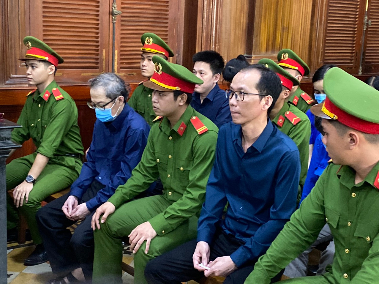 Các bị cáo tại phiên tòa sáng nay 1/12. Ảnh: Tân Châu Các bị cáo tại phiên tòa sáng nay 1/12. Ảnh: Tân Châu