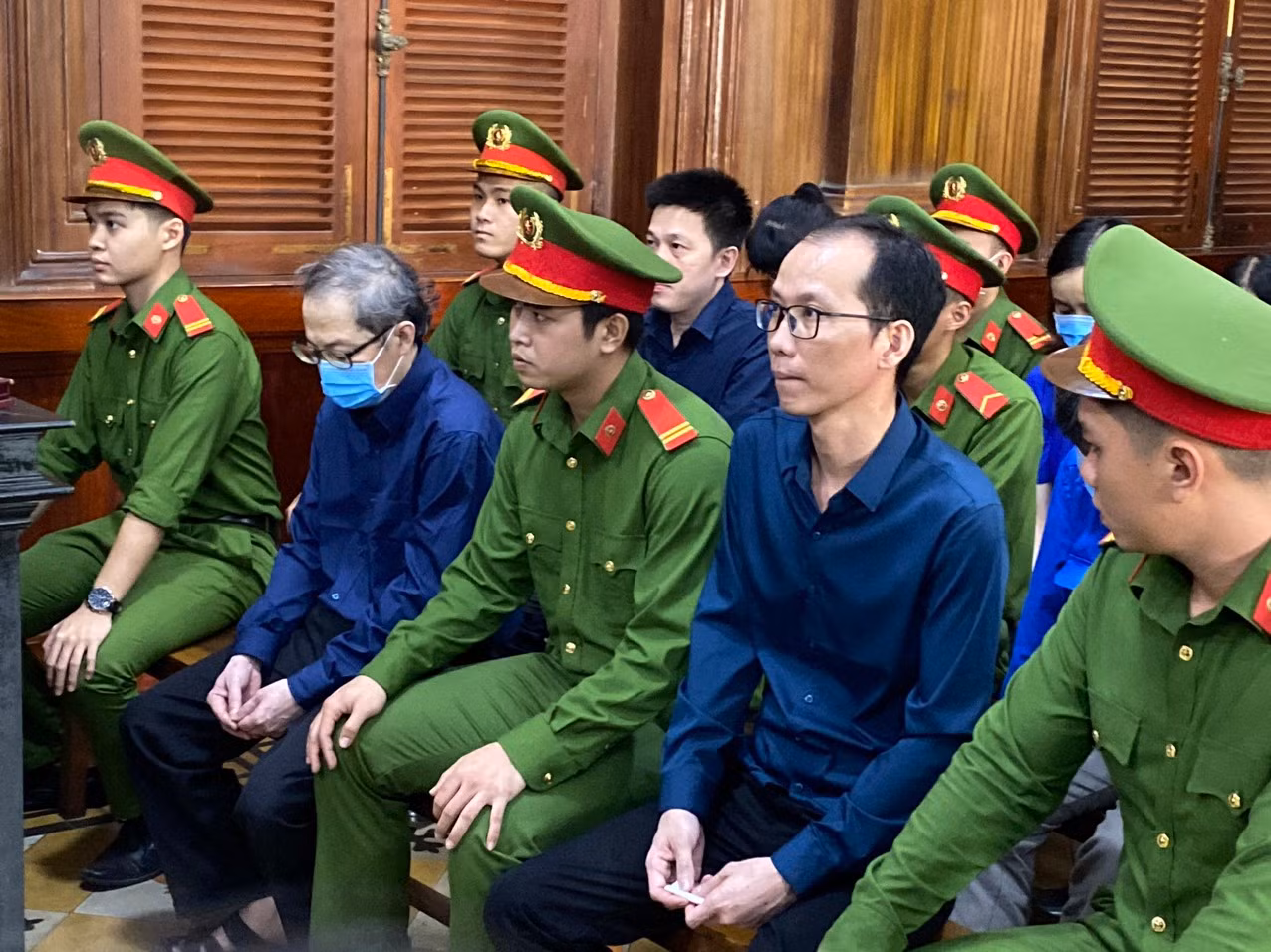 Các bị cáo tại phiên tòa sáng nay 1/12. Ảnh: Tân Châu