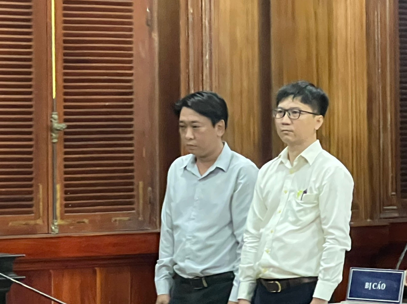 Bị cáo Nguyễn Văn Tùng ( trái) và bị cáo Nguyễn Quốc Tuấn tại phiên tòa sáng 21/12.