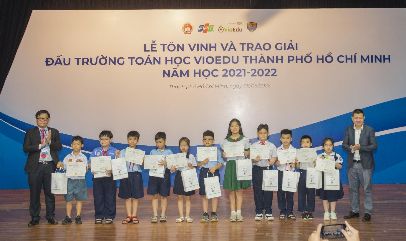 95 em học sinh được vinh danh và trao giải chung kết Đấu trường Toán học VioEdu TP. Hồ Chí Minh năm học 2021 - 2022