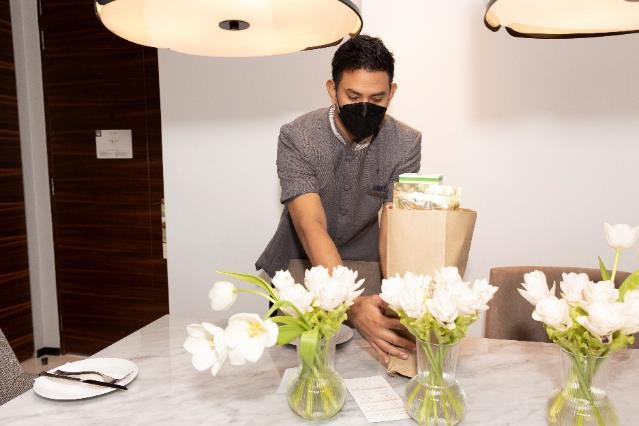 Món quà từ đội ngũ Marriott và Masterise Homes được đặt sẵn tại căn hộ của từng khách hàng. Món quà từ đội ngũ Marriott và Masterise Homes được đặt sẵn tại căn hộ của từng khách hàng.