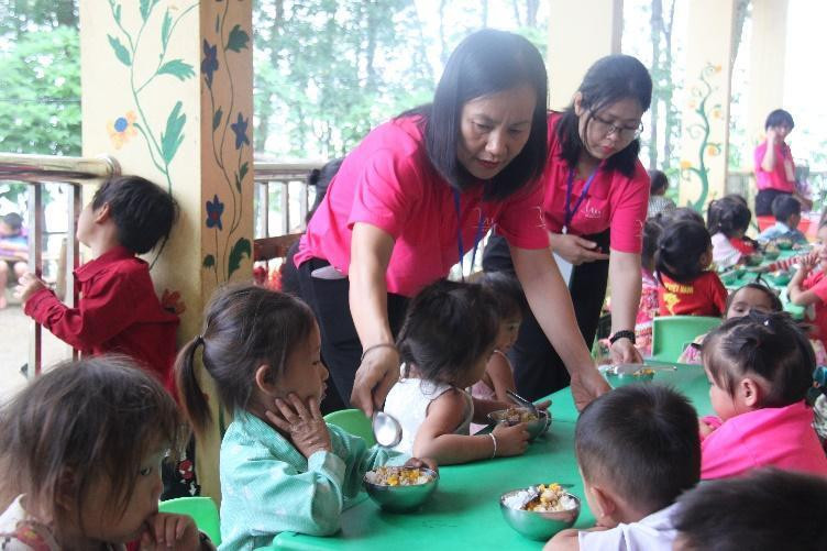 Chị Trâm cùng các TNV chia cơm cho các em học sinh Chị Trâm cùng các TNV chia cơm cho các em học sinh