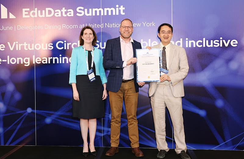 TS. Lê Nguyên Bảo - Hiệu trưởng trường ĐH Duy Tân nhận giải thưởng của ĐH Duy Tân ở 2 hạng mục “Welcome to World” và “Engagement“