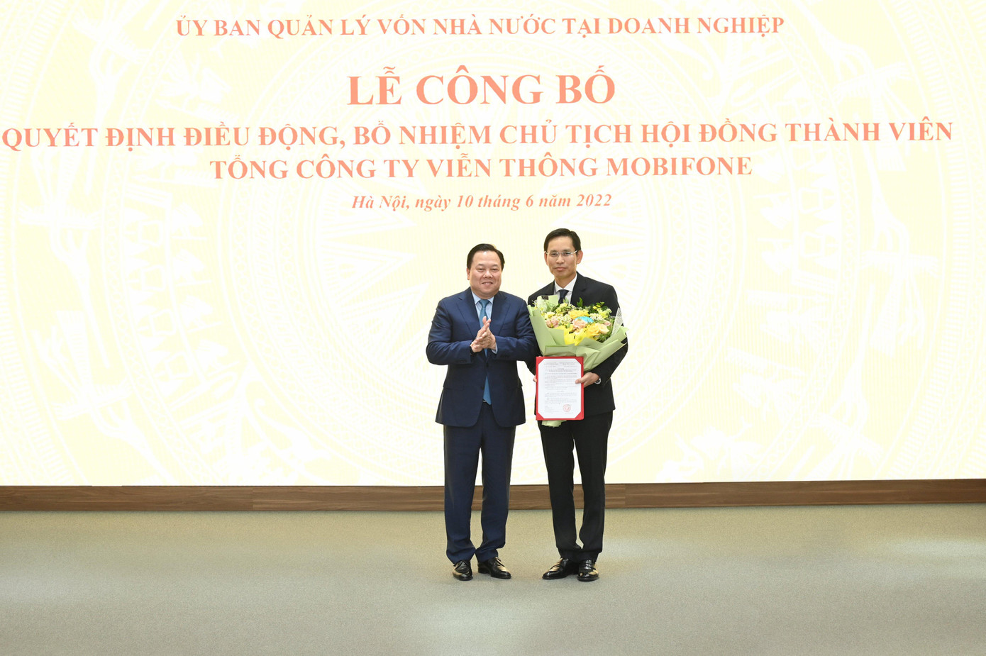 Chủ tịch Ủy ban Quản lý vốn Nhà nước tại doanh nghiệp Nguyễn Hoàng Anh trao Quyết định bổ nhiệm Chủ tịch Hội đồng thành viên Tổng công ty Viễn thông MobiFone cho ông Nguyễn Hồng Hiển Chủ tịch Ủy ban Quản lý vốn Nhà nước tại doanh nghiệp Nguyễn Hoàng Anh trao Quyết định bổ nhiệm Chủ tịch Hội đồng thành viên Tổng công ty Viễn thông MobiFone cho ông Nguyễn Hồng Hiển