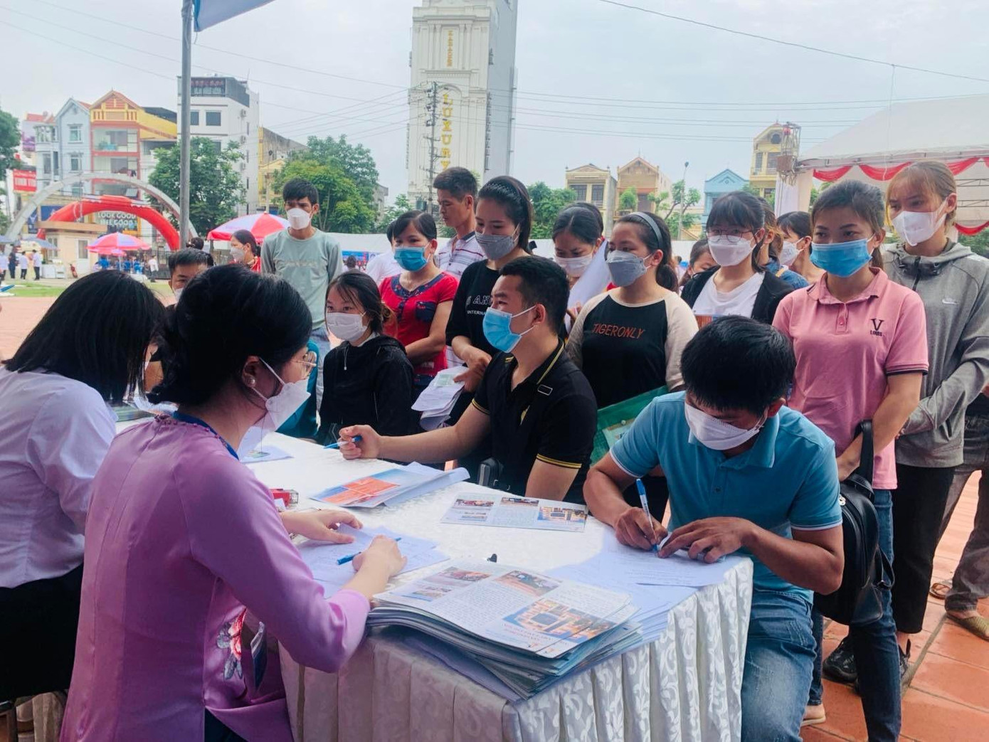 Có gần 4000 lượt người tham gia ngày hội tư vấn giới thiệu việc làm -Ảnh: Duy Chiến Có gần 4000 lượt người tham gia ngày hội tư vấn giới thiệu việc làm -Ảnh: Duy Chiến