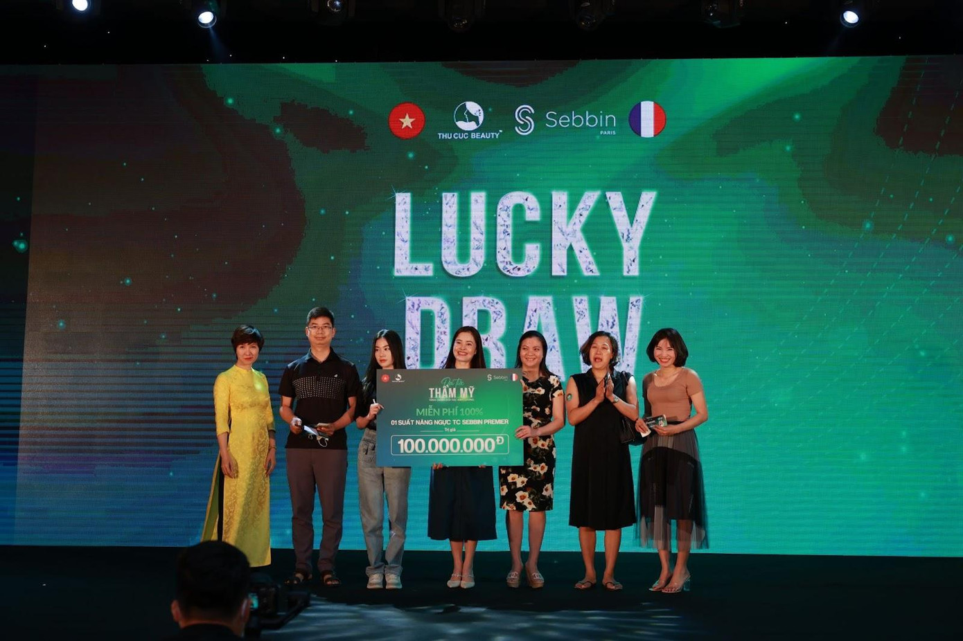 Đại diện bệnh viện Thẩm mỹ Thu Cúc trao tặng những khách hàng may mắn trúng suất nâng ngực miễn phí trị giá 100 triệu đồng.