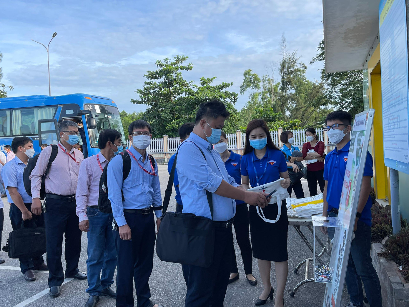 Sau đó quét mã QR và nhận quà