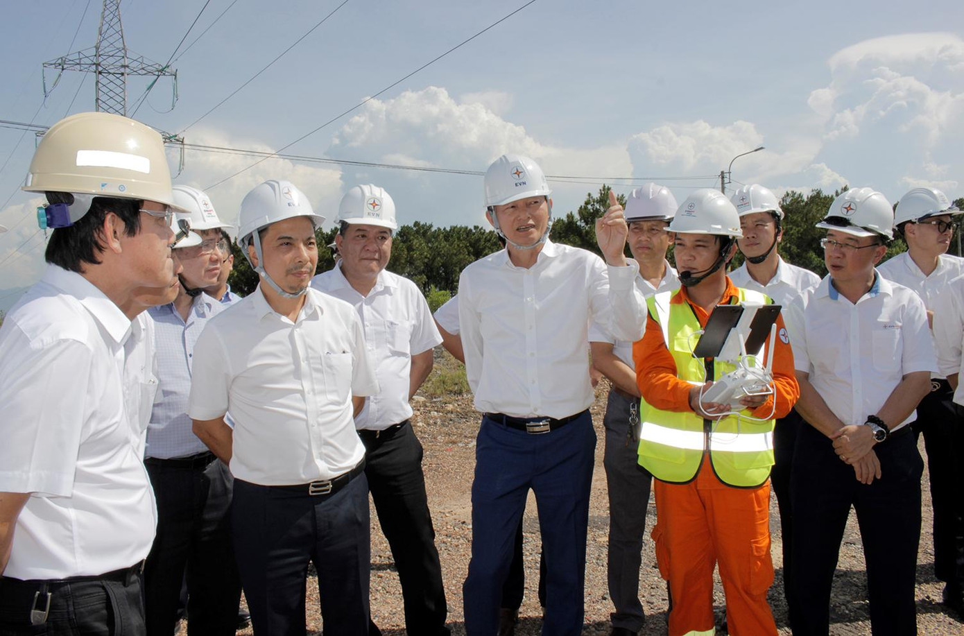 EVN kiểm tra tại hiện trường ứng dụng chuyển đổi số trong công tác quản lý kỹ thuật
