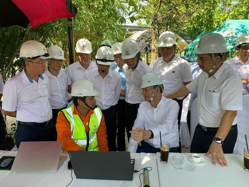 Ông Trần Đình Nhân – TGĐ EVN chỉ đạo tại hiện trường