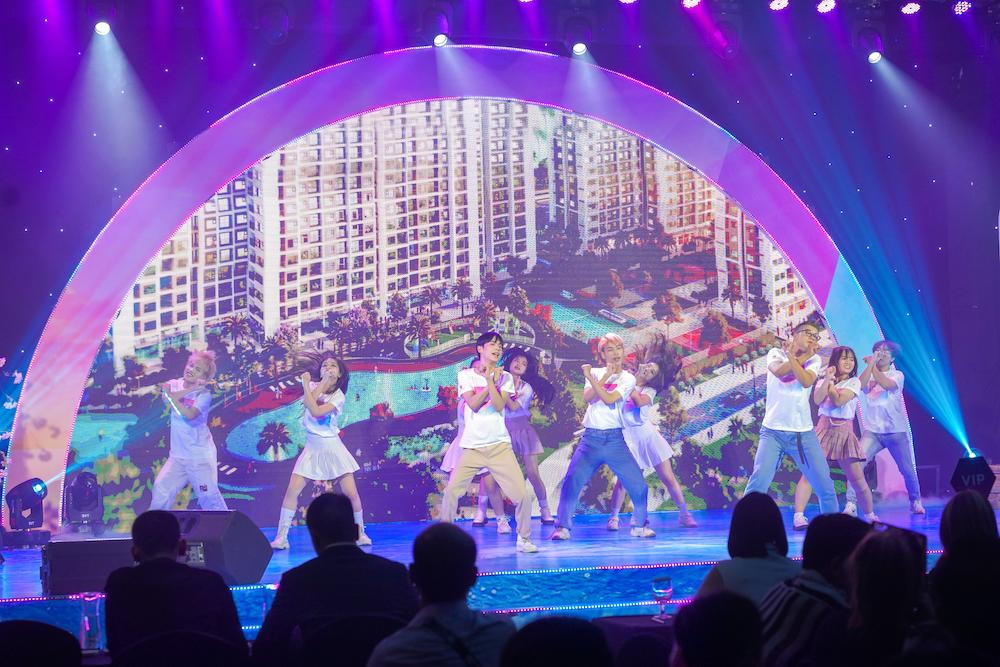 Vũ điệu “Mirae” trên nền nhạc bài hát riêng của phân khu The Mirae Park vô cùng sôi động và tươi trẻ. Vũ điệu “Mirae” trên nền nhạc bài hát riêng của phân khu The Mirae Park vô cùng sôi động và tươi trẻ.