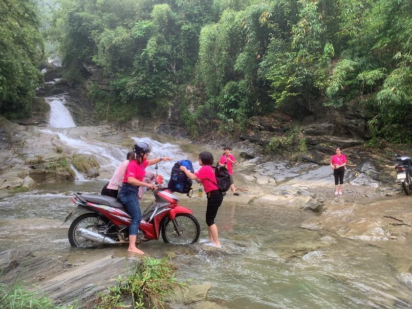 Con suối chảy xiết là một trong những thử thách để đến với điểm trường Nà Ó Con suối chảy xiết là một trong những thử thách để đến với điểm trường Nà Ó