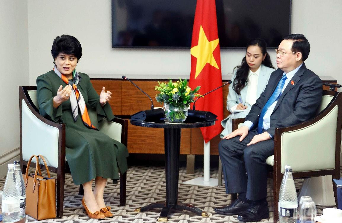 Chúc mừng những thành công của Prudential trên toàn cầu cũng như tại Việt Nam, Chủ tịch Quốc hội Vương Đình Huệ cho biết, nhiều quỹ trọng điểm, các tập đoàn kinh doanh bảo hiểm là những khách hàng quan trọng của Chính phủ trong lĩnh vực trái phiếu chính phủ. Nguồn ảnh: TTXVN Chúc mừng những thành công của Prudential trên toàn cầu cũng như tại Việt Nam, Chủ tịch Quốc hội Vương Đình Huệ cho biết, nhiều quỹ trọng điểm, các tập đoàn kinh doanh bảo hiểm là những khách hàng quan trọng của Chính phủ trong lĩnh vực trái phiếu chính phủ. Nguồn ảnh: TTXVN