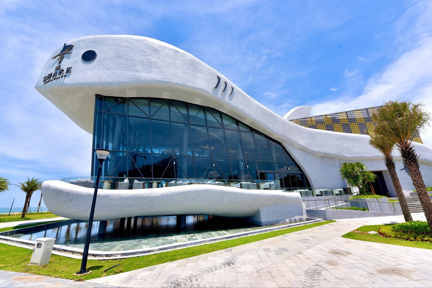 Nhà hàng The Shark với thiết kế độc đáo tái hiện hình ảnh cá mập đang vươn mình ra biển khơi